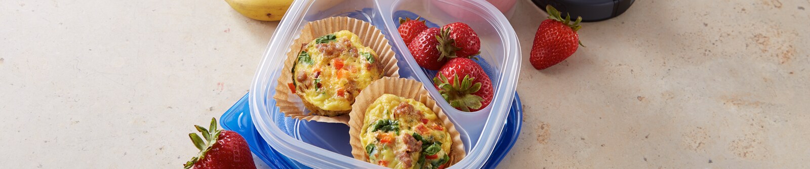 Breakfast with fruit in tupperware for on the go Breakfast with fruit in tupperware for on the go